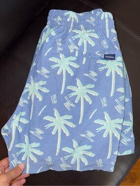 chubbies lined Light Blue Swim Trunks with palm trees. Inseam 5.5. Men’s small